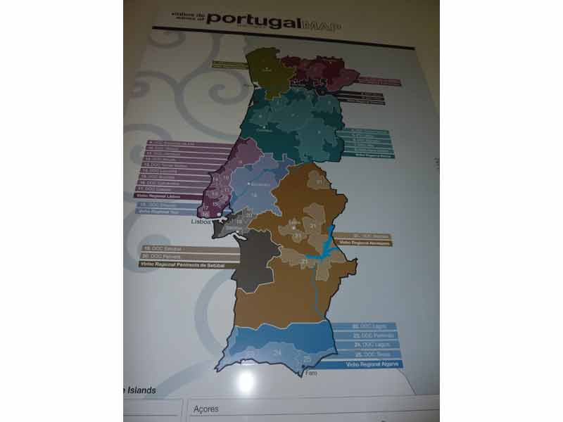 Carte du Portugal qui indique les différents cépages des vins portugais par région