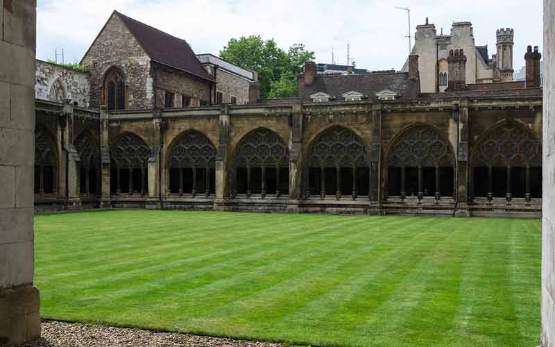 Jardin entouré par le cloître de l’Abbaye de Westminster