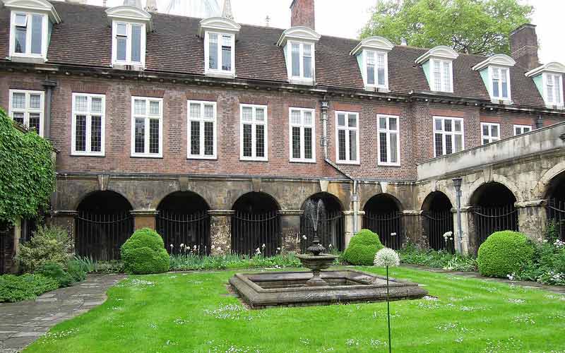 Jardin avec une fontaine entourée de fleurs