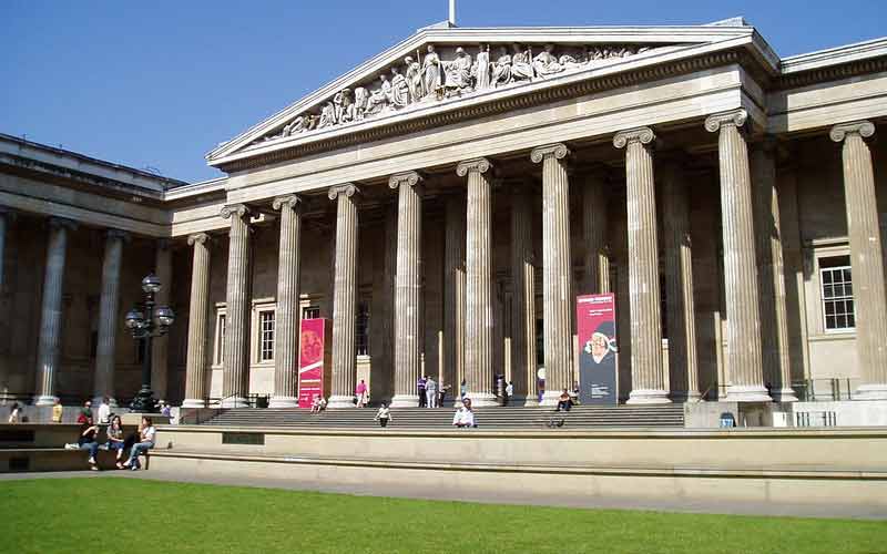 Entrée principale du British museum, rue Great Russell