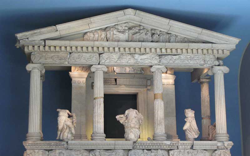 Reconstitution du monument des Néréides de style grec