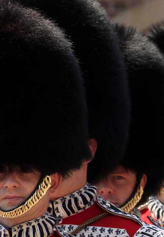 Casques en poils dours noir des gardes britanniques du palais de Buckingham