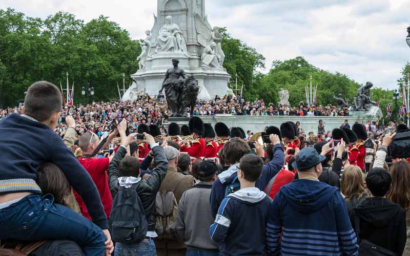 Des centaines de badauds sont autour du Victoria Memorial en attendant la relève de la garde.