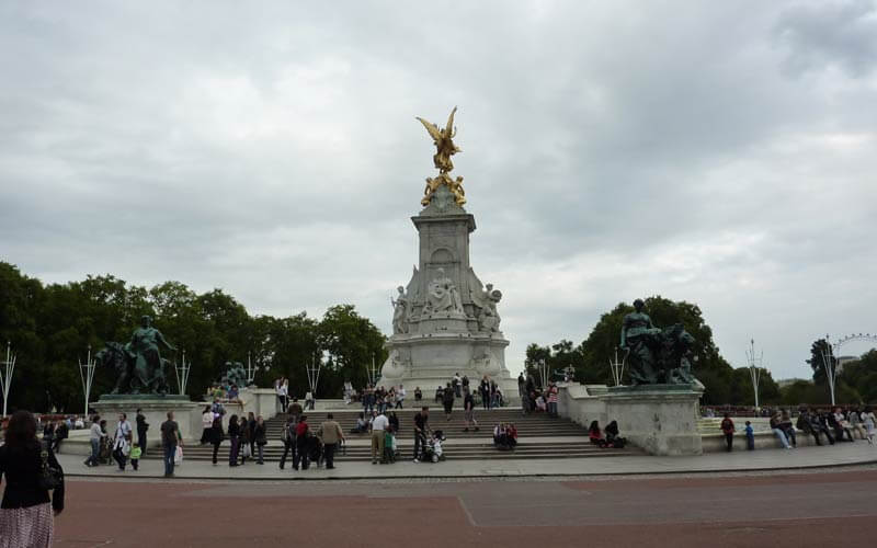 Le Victoria Memorial est situé face aux grilles de l'entrée principale du palais de Buckingham.