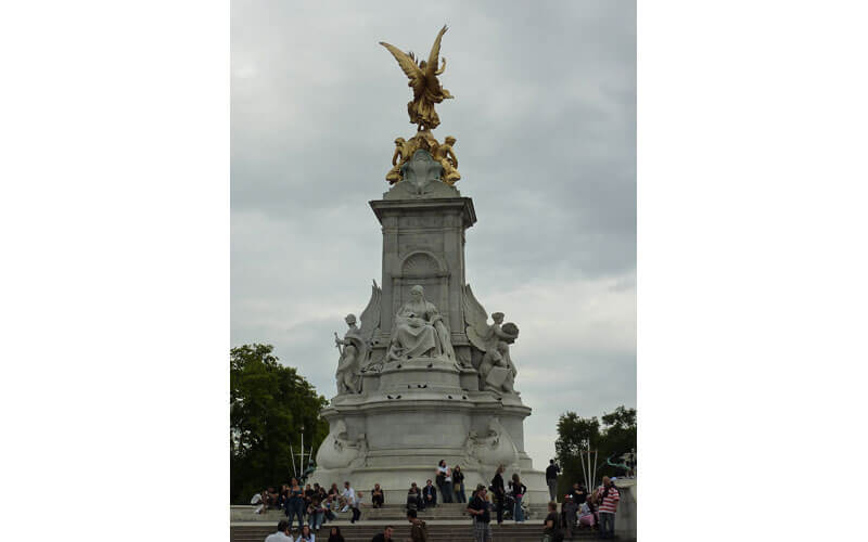 Le mémorial en l’honneur de la reine Victoria est une statue de la reine Victoria située en face du Buckingham palace.