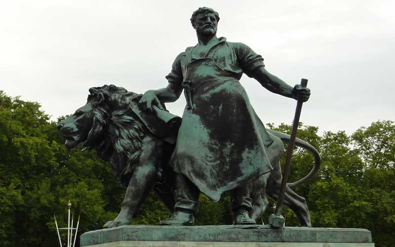 Sculpture en bronze d'un homme et d'un lion