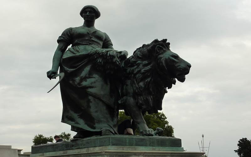 Sculpture en bronze d'une femme et d'un lion