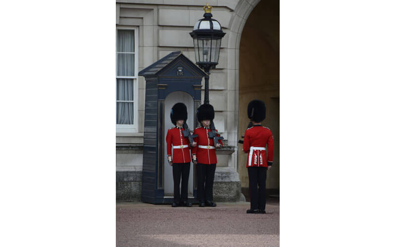 Des gardes sont postés en permanence devant le palais.