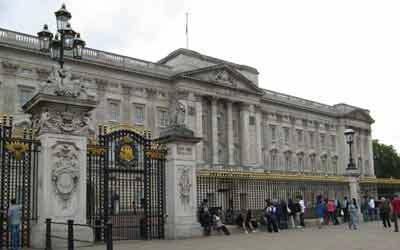 Devant les grilles du palais de Buckingham