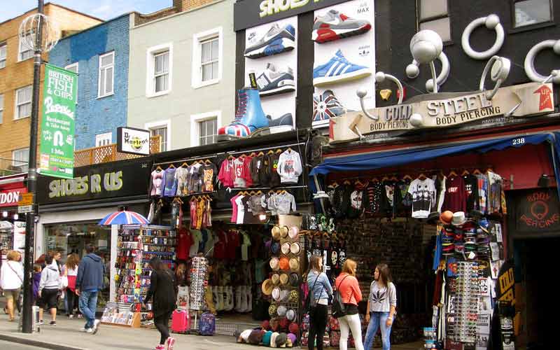 Façade d'un magasin de sneakers sur la Camden High Street