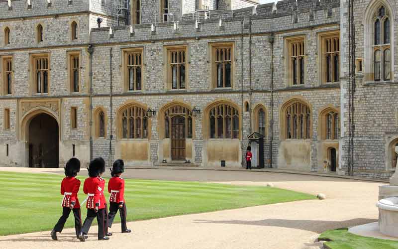 Relève de la garde à l'intérieur du château de Windsor