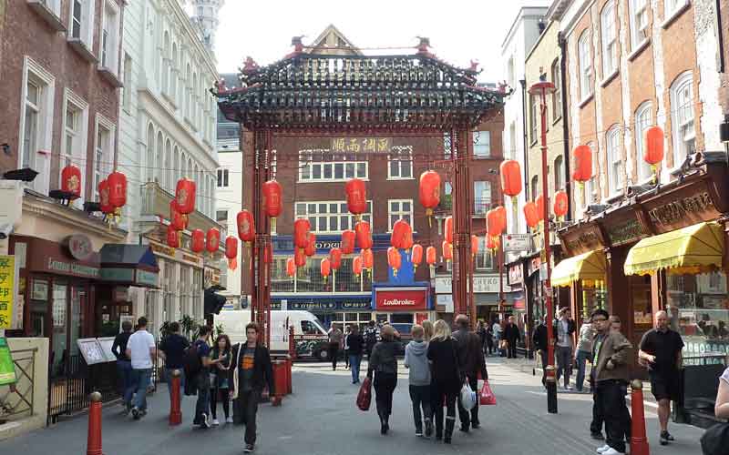 Rues de Chinatown décorées de lanternes rouges