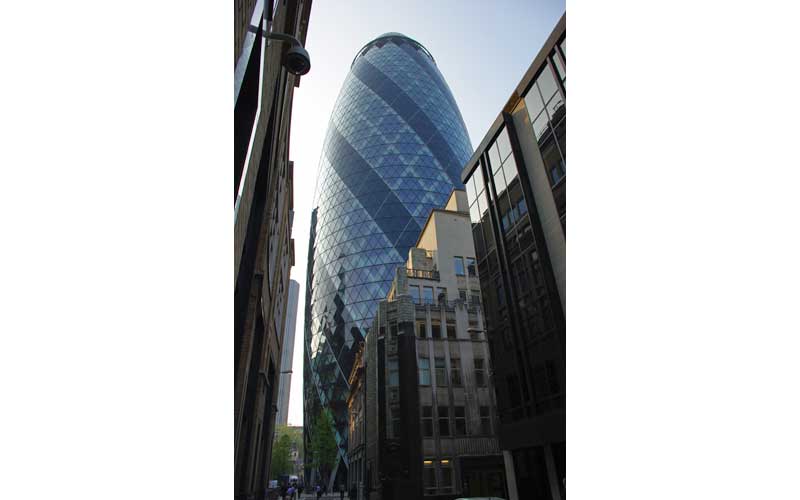 Vue sur le Gherkin (30 St Mary Axe) depuis Bury street