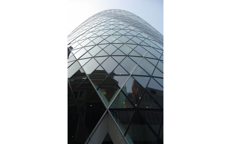 Gherkin (30 St Mary Axe), gratte-ciel avec des façades en verre et en acier