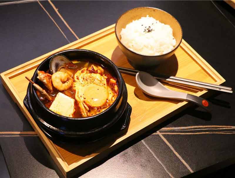 Soupe aux fruits de mer dans un restaurant coréen de chinatown (cité de Westminster, Londres)
