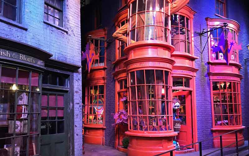 Boutique Weasley située au 93 Chemin de Traverse