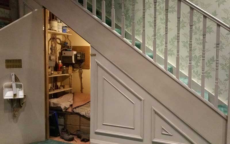 Le placard sous l'escalier dans la maison des Dursley est la chambre d'Harry Potter.