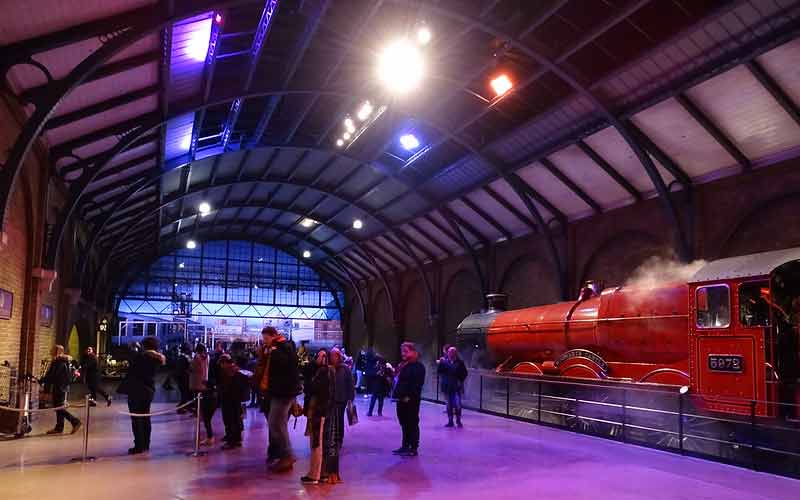 Reconstitution de la gare de King's Cross avec le Poudlard Express