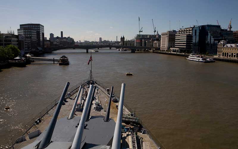 Vue sur le London Bridge depuis le pont supérieur du navire