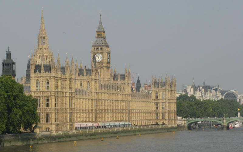 Le palais de Westminster se situe au bord de la Tamise.