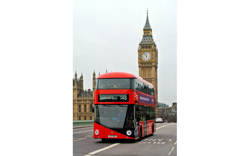 Bus rouge à étage sur le pont de Westminster avec Big Ben en arrière plan