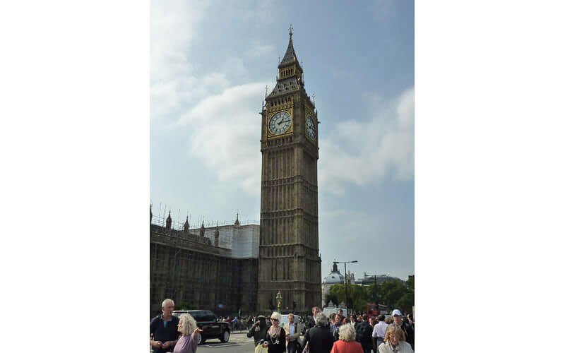 La tour de l'horloge du palais de Westminster abrite la célèbre cloche Big Ben.