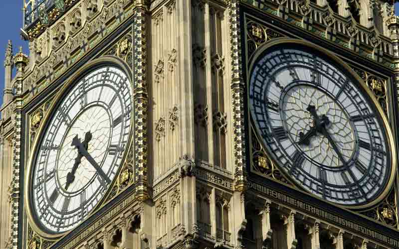 La grande horloge de Westminster (Great Clock of Westminster) possède un cadran sur chacun de ses quatre côtés.