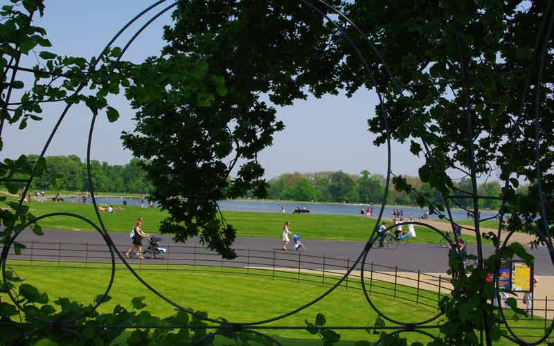 Vue sur le Round Pond (étang rond) en face du palais de Kensington