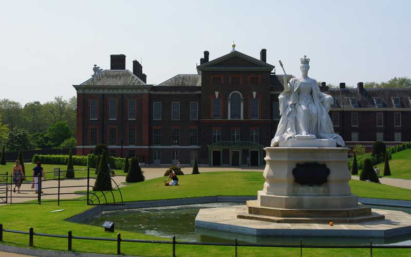 Palais de Kensington et statue de la reine Victoria