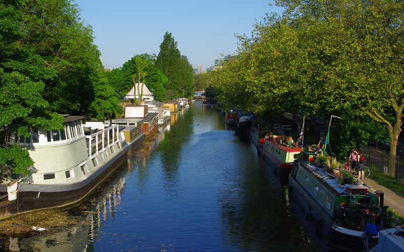 Petite Venise de Londres avec des bateaux-mouches et des péniches colorées