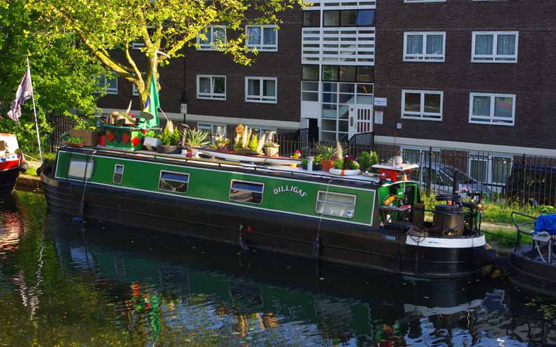 Péniche Dilligal amarrée dans le bassin de Paddington