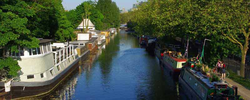Le Waterside Cafe est une péniche aménagée en café/restaurant.