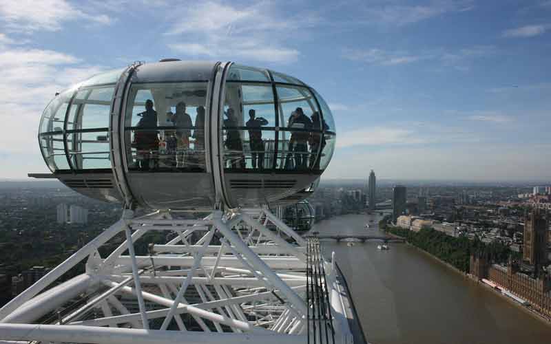 Vue d'une capsule au sommet du London Eye par beau temps