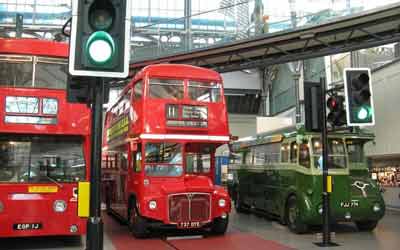 Bus rouge à étage au London's transport museum