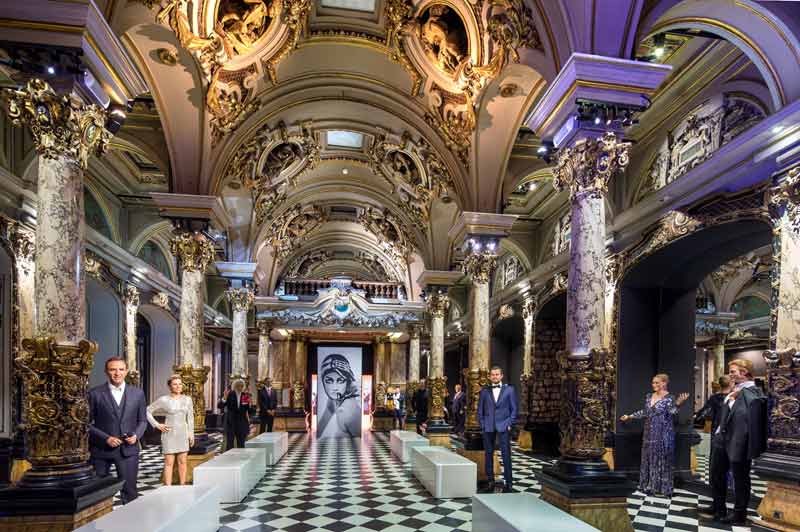 Salle des colonnes, musée Grévin, Paris (France)