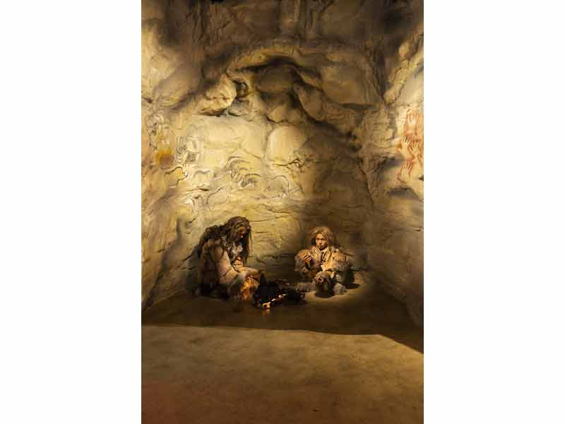 Statues de cire de 2 hommes préhistoriques dans une grotte, musée Grévin (Paris, France)