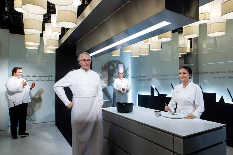 Statues de cire de Pierre Hermé, Paul Bocuse, Alain Ducasse et Anne-Sophie Pic au musée Grévin (Paris, France)