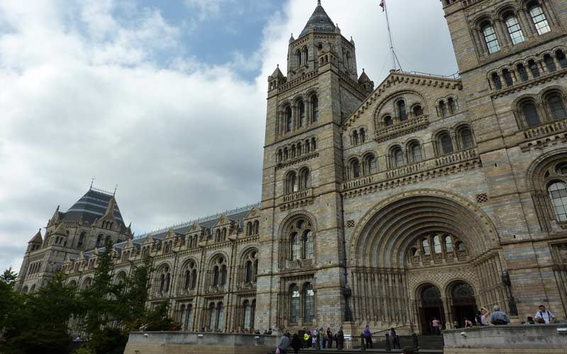 Entrée du Natural History Museum (musée d'histoire naturelle de Londres) sur la Cromwell Road