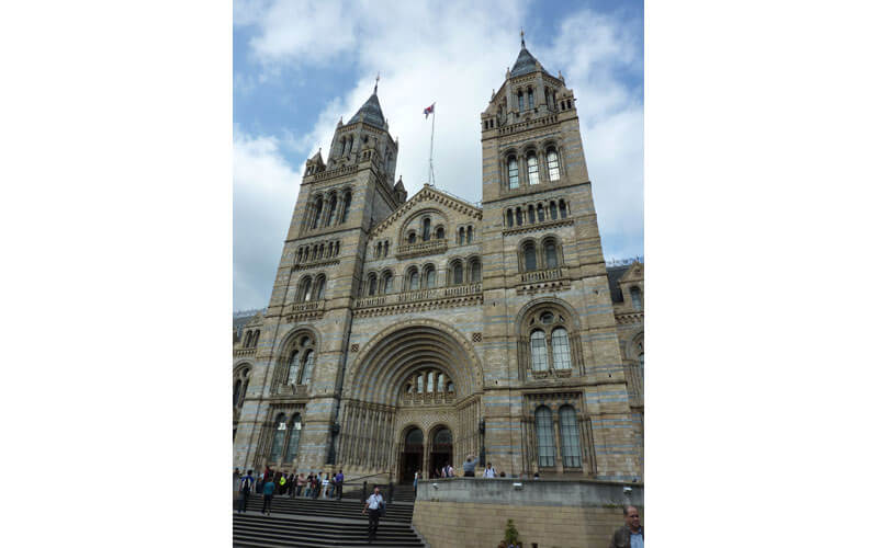 Façade du musée d'histoire naturelle de Londres en briques de terre cuite