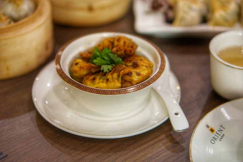Photo d'un plat de raviolis au poulet et aux légumes, restaurant Orient London, Chinatown, cité de Westminster