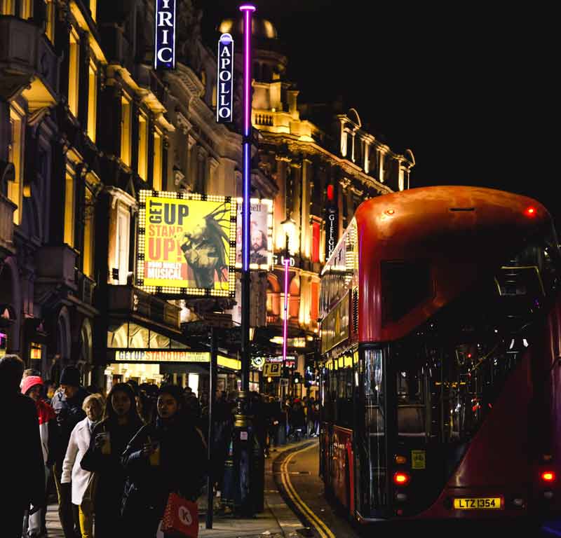 Affiches de comédies musicales dans le quartier de Piccadilly Circus, Londres