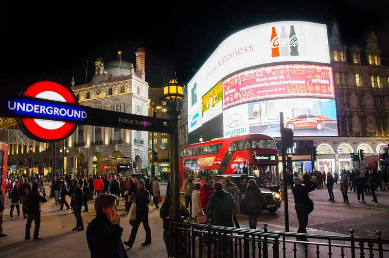 Piccadilly Circus by night avec vue sur les écrans publicitaires géants
