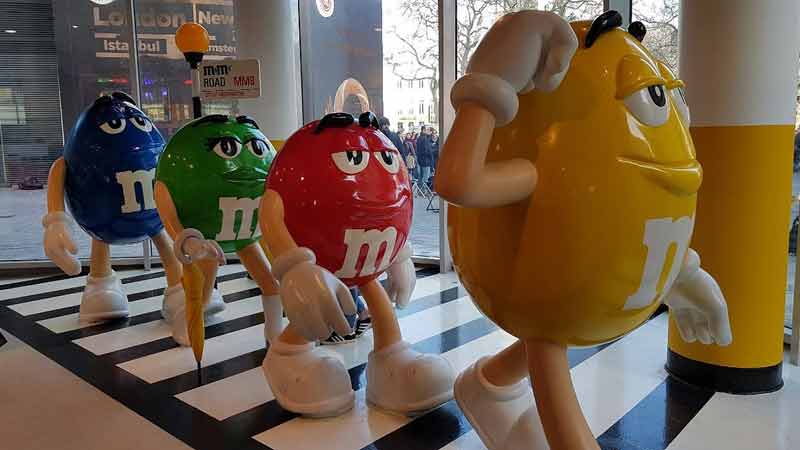 M&M’s qui marchent sur un passge piéton comme les Beatles au M&M’s World London