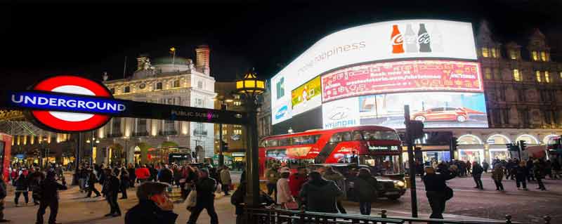 Piccadilly circus et ses affiches publicitaires géantes