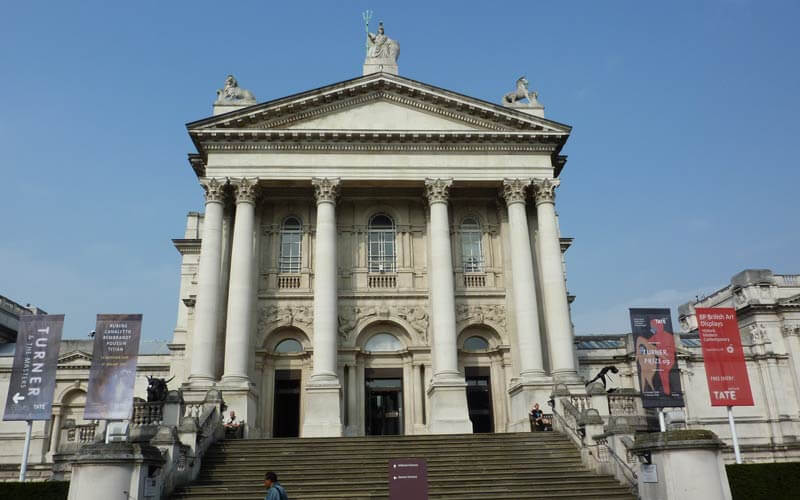 Entrée principale de la Tate Britain gallery dans le quartier de Millbank, Londres