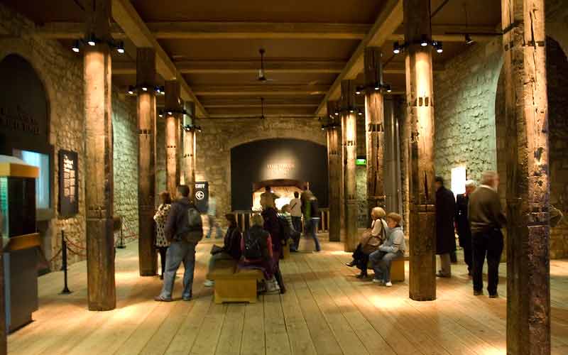 Tower Bridge Exhibition : panneaux expliquant la construction du monument avec des images, des photos et une collection d'objets liés à son histoire