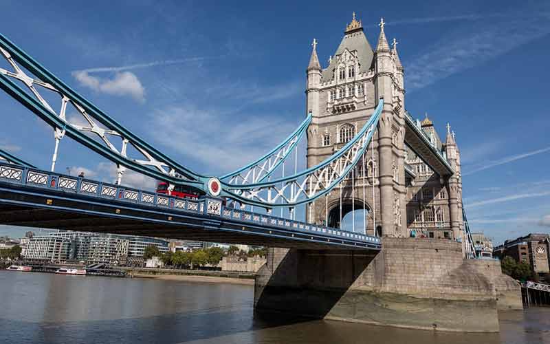 Vue sur le Tower Bridge (Pont de la Tour) depuis la rive sud de la Tamise à Londres (Royaume Uni)