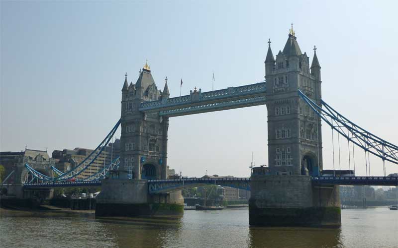 Vue sur le Tower Bridge depuis South Bank (rive sud de la Tamise)