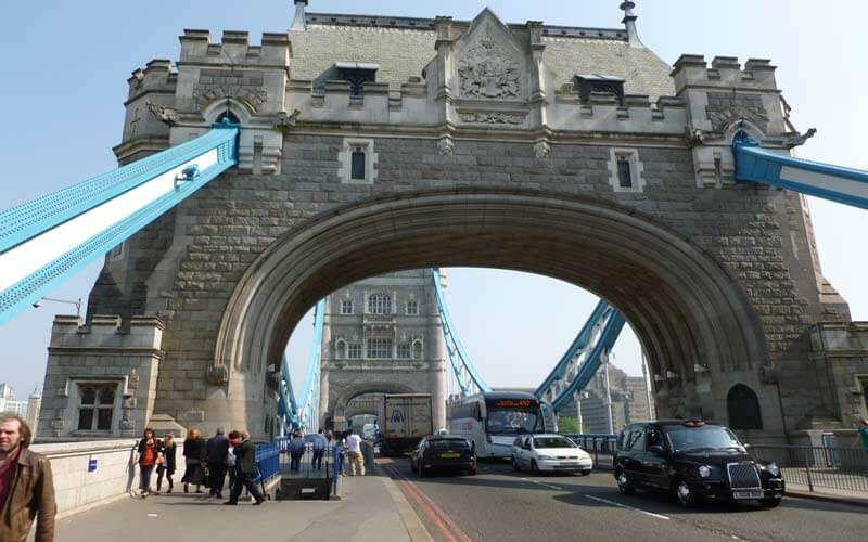 Sur le pont de la Tour vers la Tour de Londres