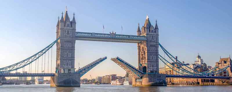 Les passerelles du Tower Bridge permettent aux pitons de traverser pendant que le pont est ouvert pour le passage des bateaux.